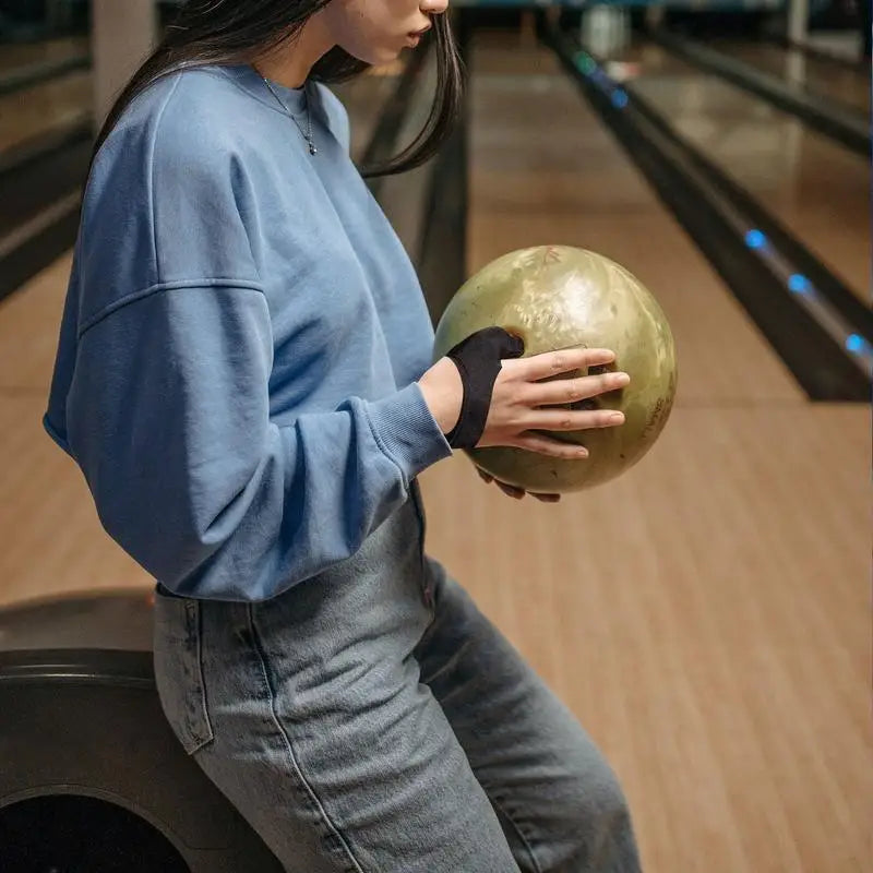 Bowling Thumb Covers Bowling Thumb Saver for Right Hand Grip Protection Thumb Bowling Glove Fingers Protective Grip Sleeve