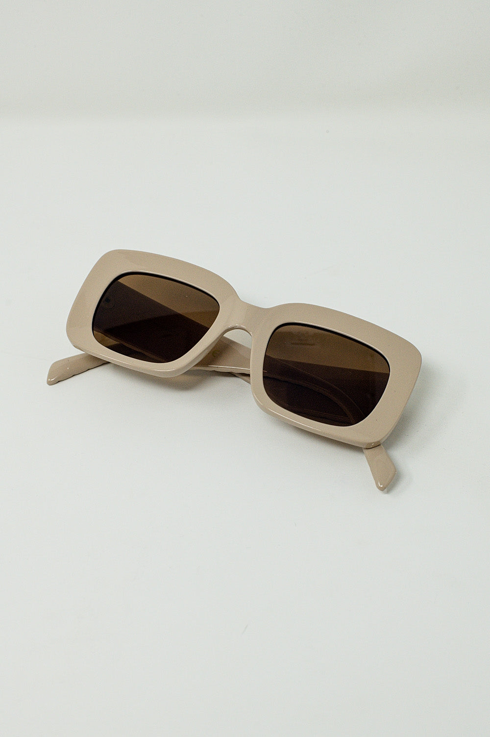 Oval Sunglasses With Smoke Lens in Beige