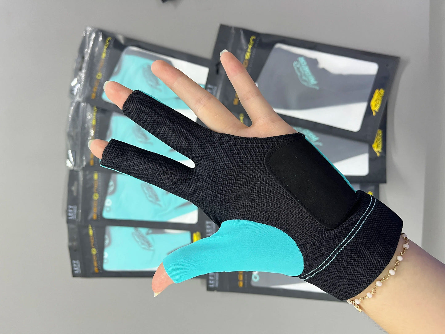 PREDATOR Gloves Professional Pool Cue Snooker Cue Gloves Three-Finger Mitts Non-Slip Left-Handed Comfortable Billiard Accessory