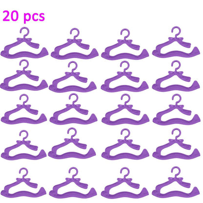 20 Pcs/Lot Cute Mini Hangers Holders Dress Clothes Wardrobe Accessories for Barbie Doll Dollhouse Furniture Pink Purple Red