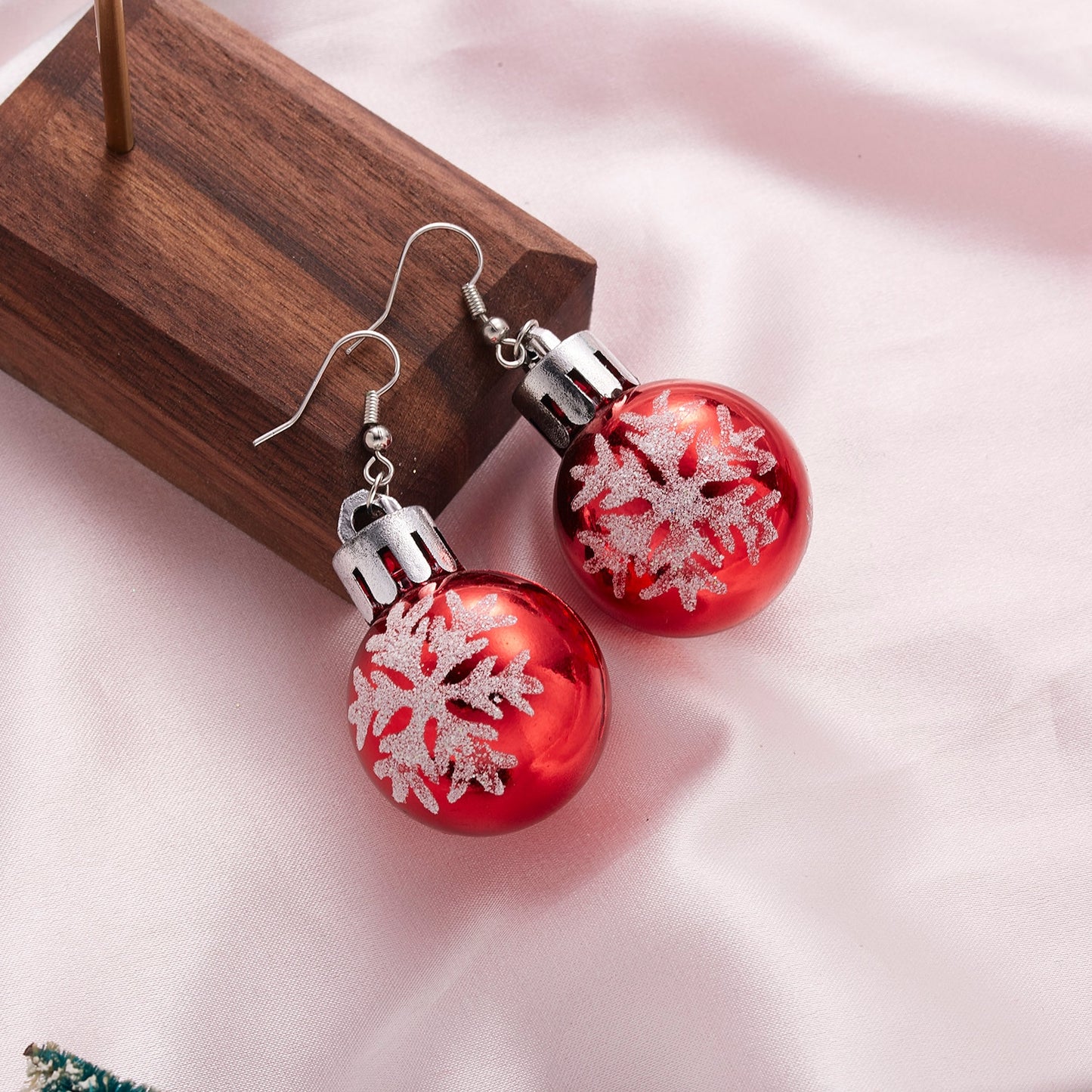 2023 New Fashion Christmas Earrings Creative Christmas Bulb Drop Earring for Women Christmas Colorful Ball Dangle Earrings